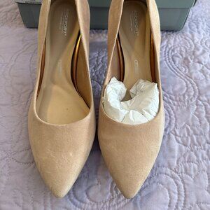 8M Blush Suede Rockport Total Motion Valerie Luxe Pump with Gold Detail
